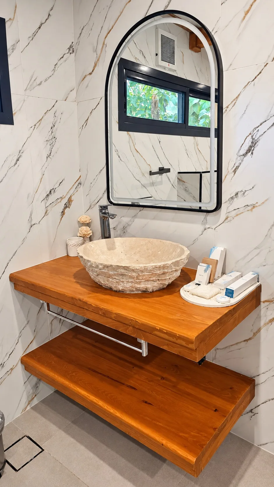 Bathroom washbasin and mirror — Standard villa, Casa di Legno Resort