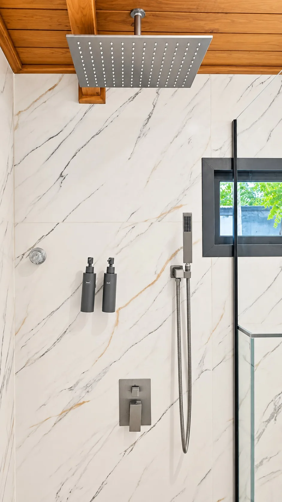 Walk-in shower with rainfall showerhead — Standard villa, Casa di Legno Resort