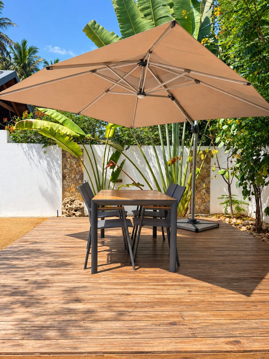 Outdoor dining table with parasol — Standard villa, Casa di Legno Resort
